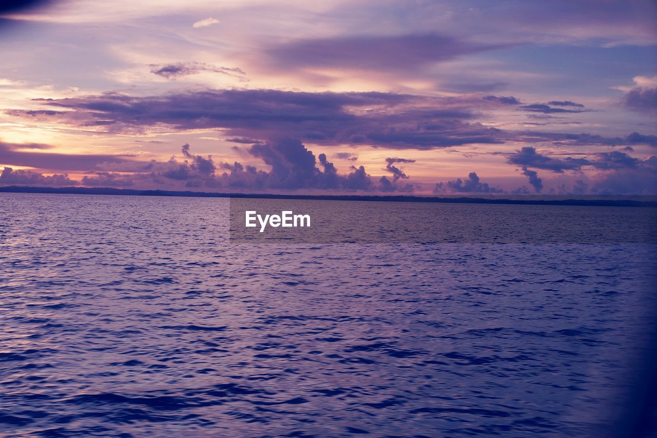 SCENIC VIEW OF DRAMATIC SKY OVER SEA