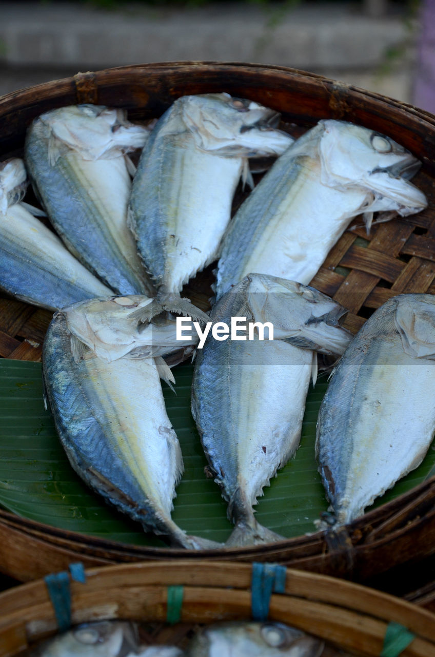 HIGH ANGLE VIEW OF FOOD IN BASKET