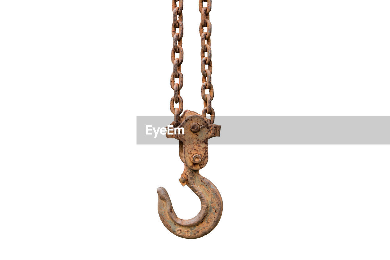 CLOSE-UP OF RUSTY METAL CHAIN