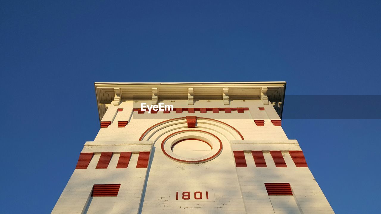 LOW ANGLE VIEW OF BUILDING AGAINST CLEAR SKY