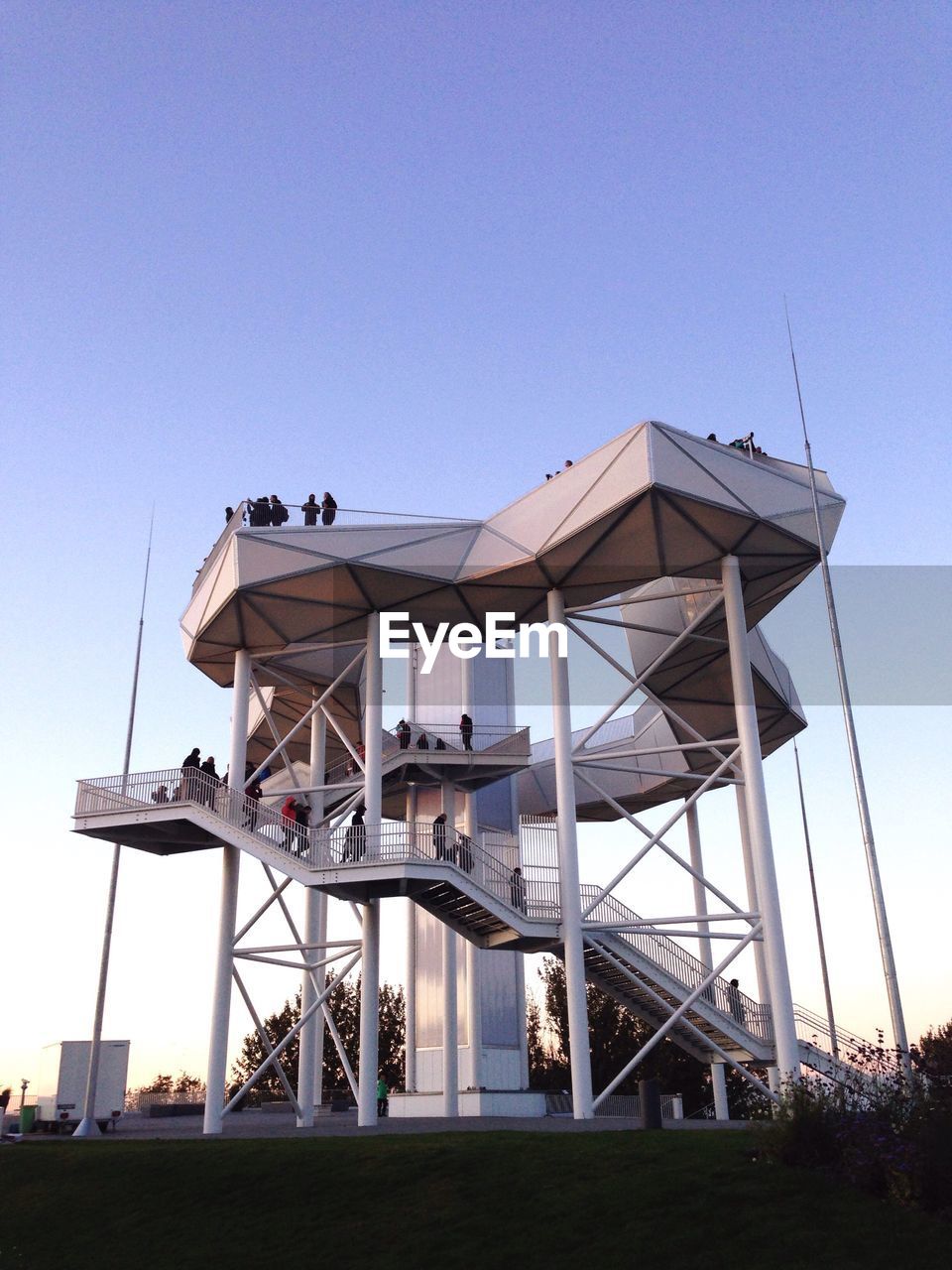 LOW ANGLE VIEW OF BUILDING AGAINST CLEAR BLUE SKY