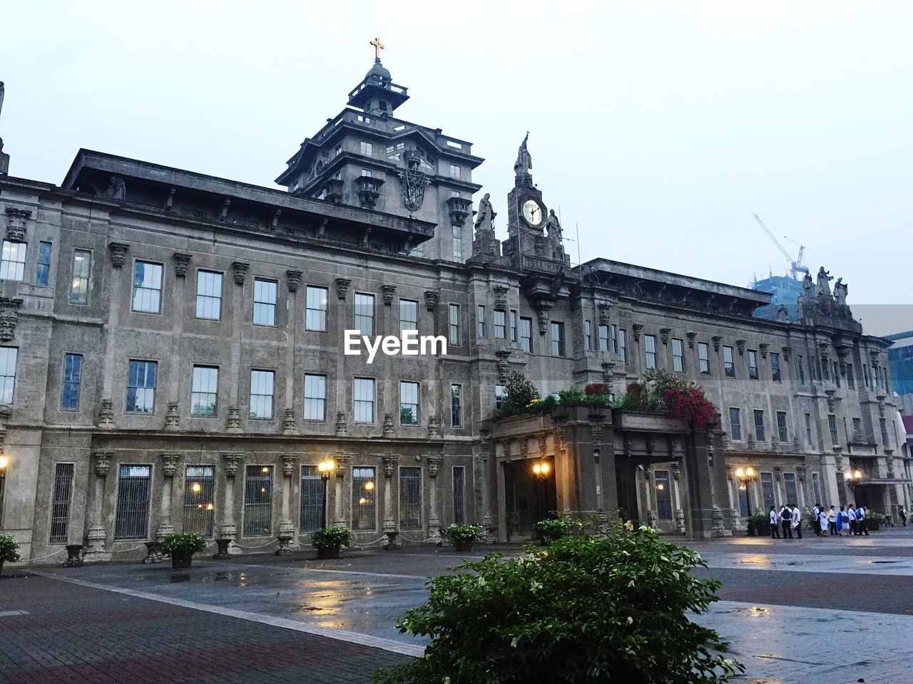 LOW ANGLE VIEW OF BUILDINGS AGAINST SKY