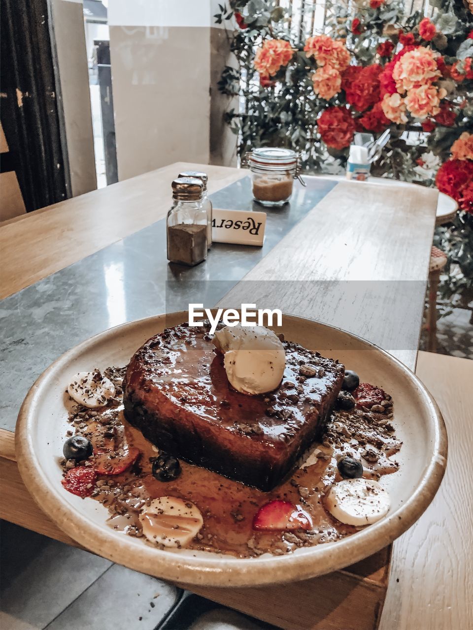 HIGH ANGLE VIEW OF BREAKFAST IN GLASS ON TABLE