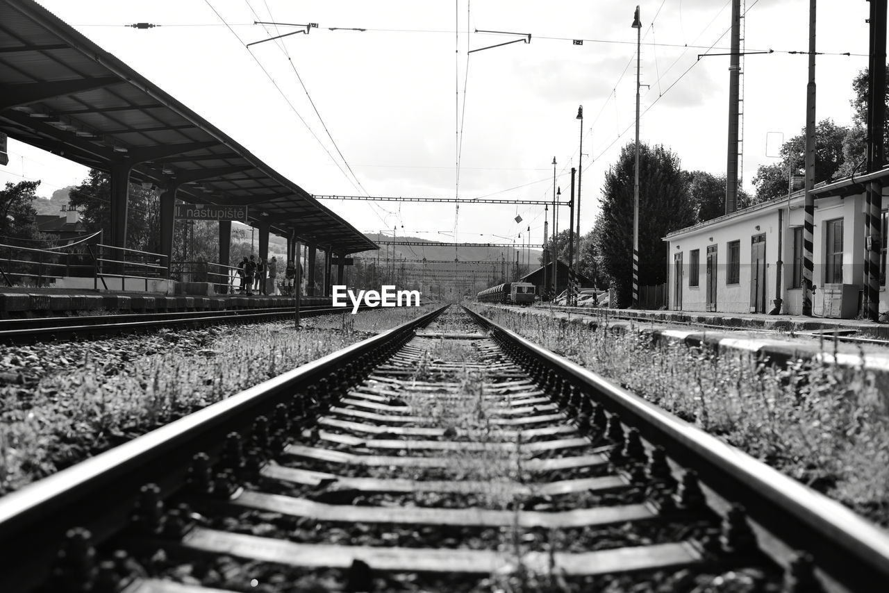 SURFACE LEVEL OF RAILROAD TRACK