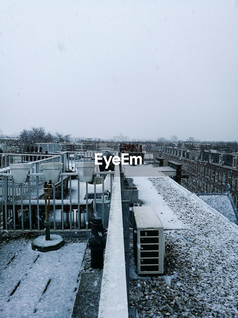 BUILT STRUCTURE ON SNOW COVERED LANDSCAPE AGAINST SKY