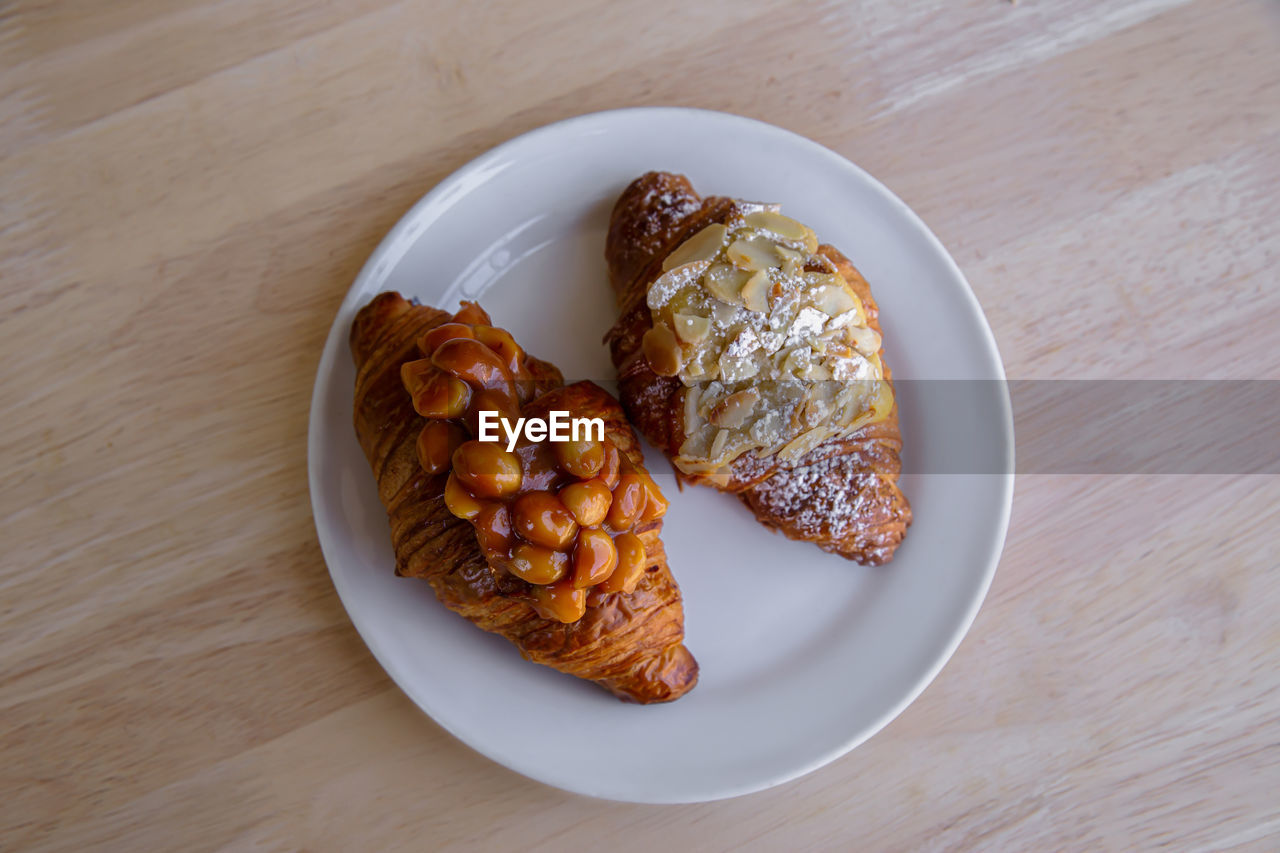 HIGH ANGLE VIEW OF BREAKFAST IN PLATE ON TABLE