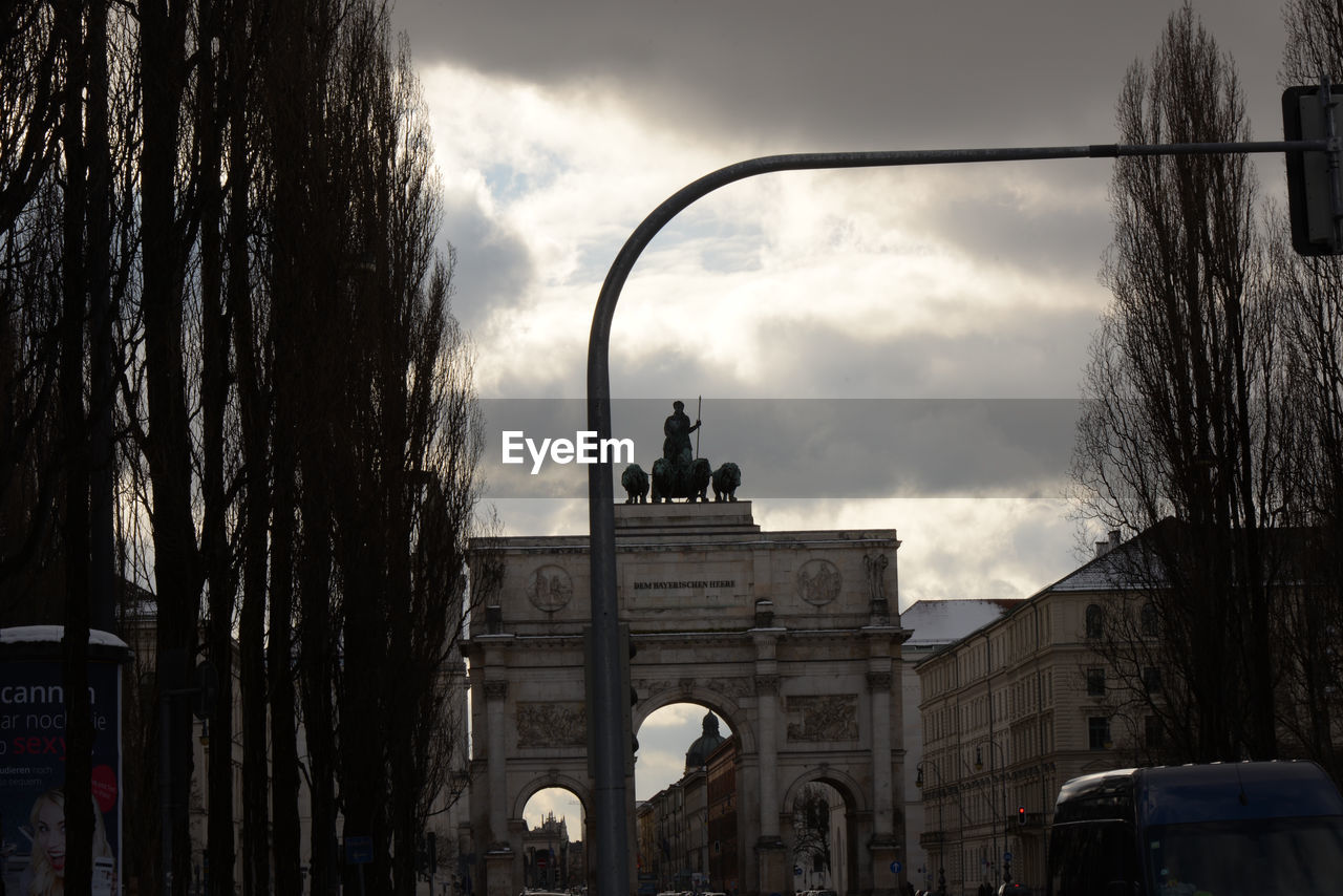 STATUE IN FRONT OF HISTORIC BUILDING AGAINST SKY