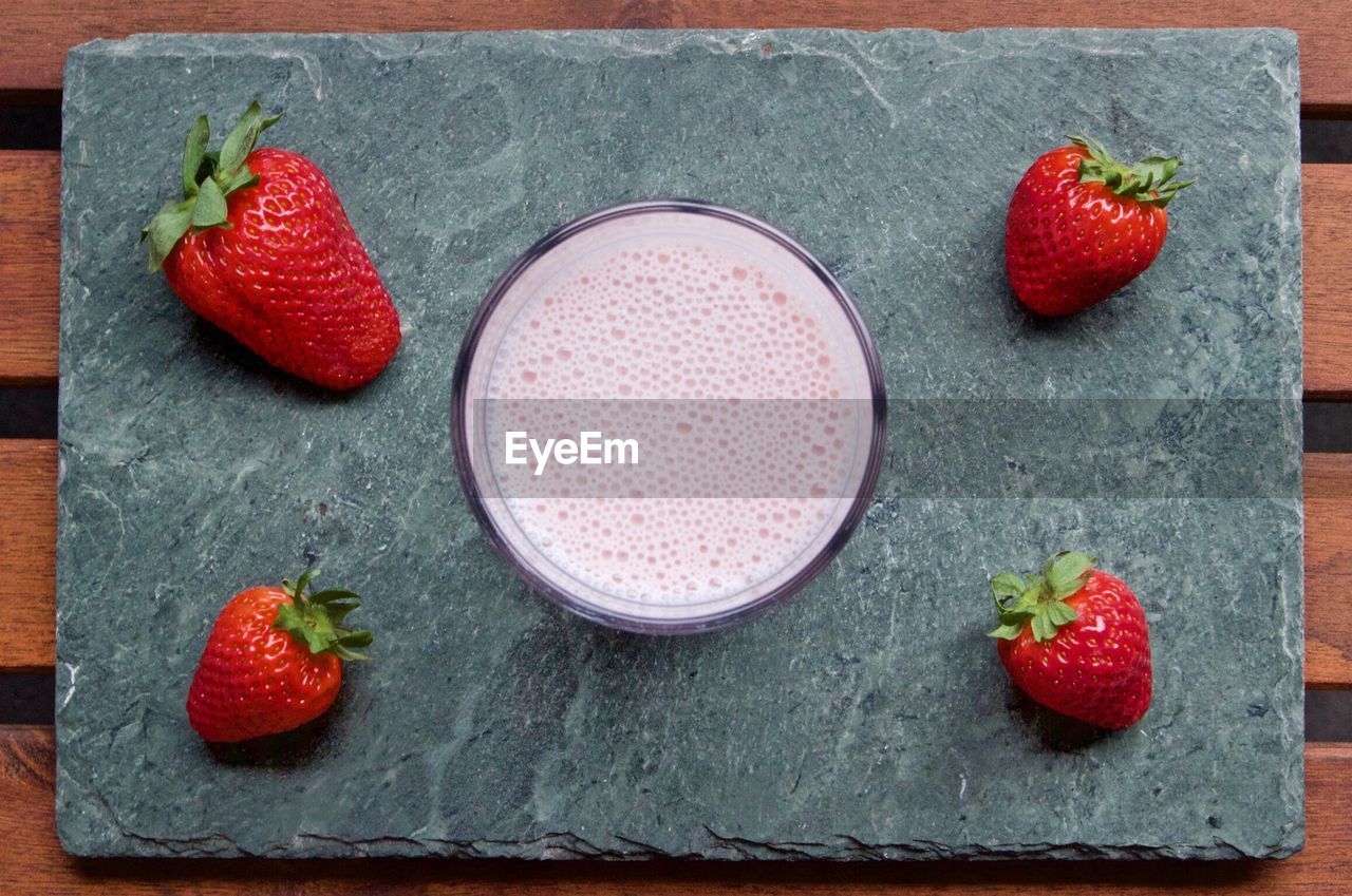 DIRECTLY ABOVE SHOT OF STRAWBERRIES IN PLATE