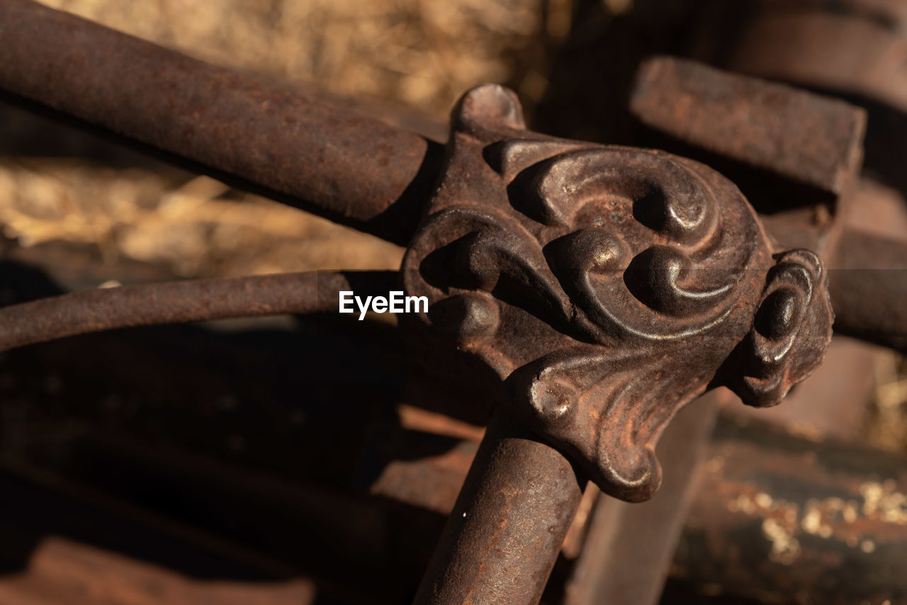 CLOSE-UP OF RUSTY CHAIN
