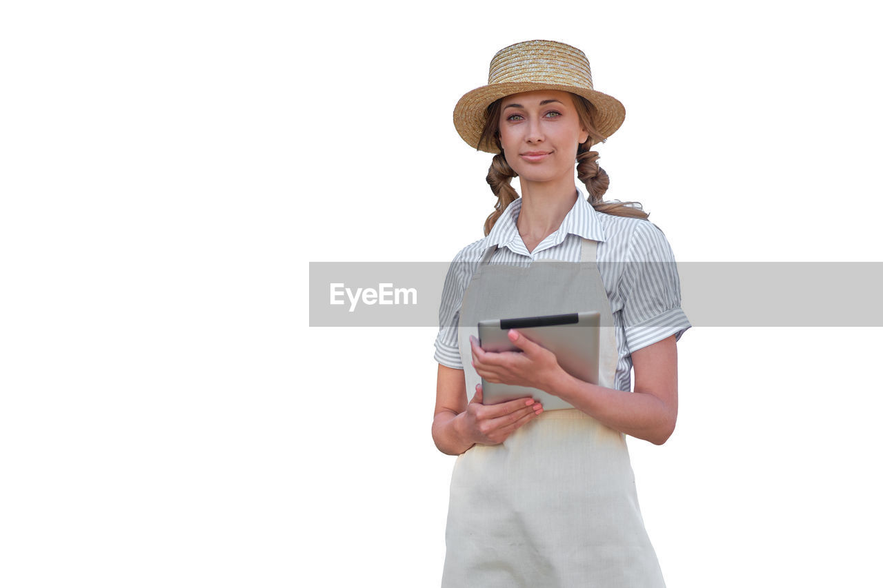 PORTRAIT OF YOUNG WOMAN HOLDING SMART PHONE