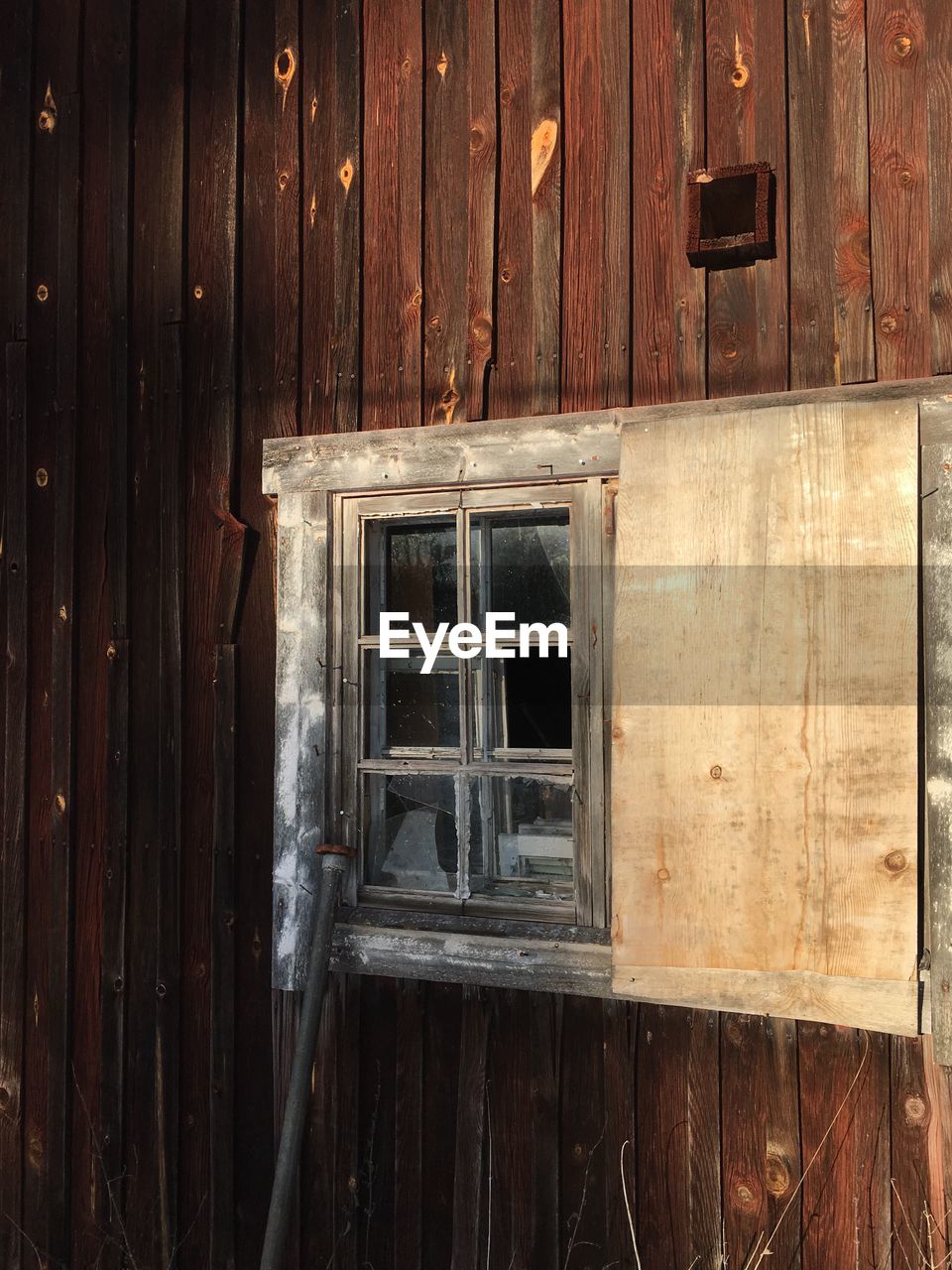 CLOSE-UP OF WOODEN WOODEN WALL