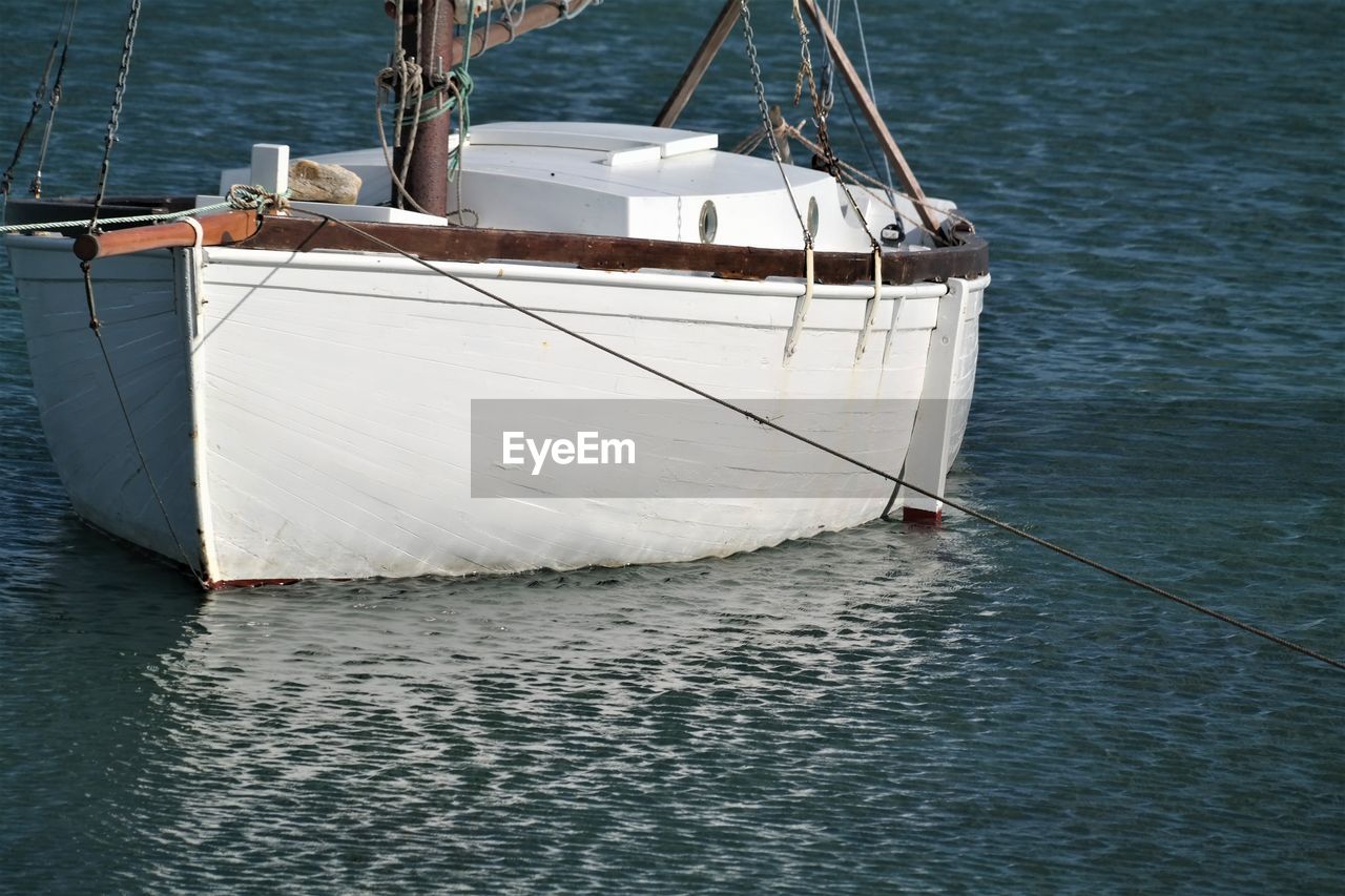 HIGH ANGLE VIEW OF SAILBOAT ON SEA