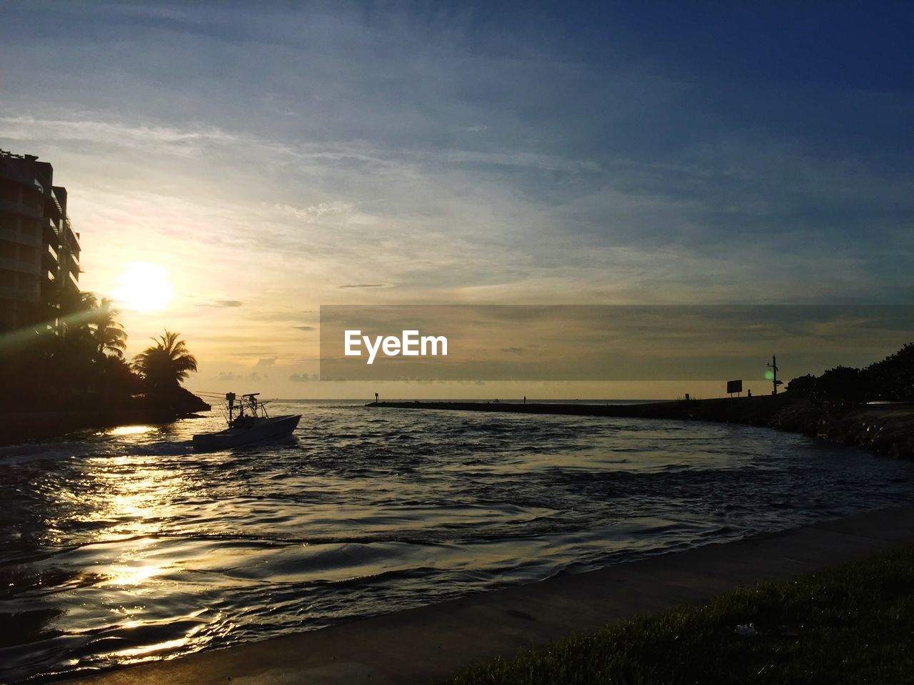 VIEW OF SEA AT SUNSET