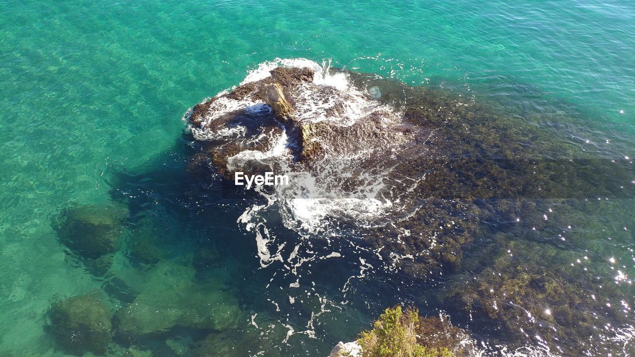 HIGH ANGLE VIEW OF SEA WAVE