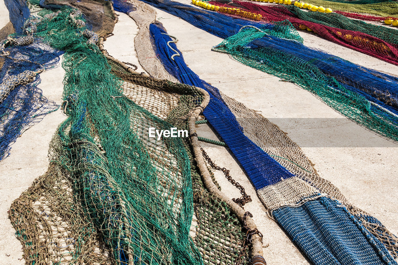 HIGH ANGLE VIEW OF FISHING NET AND WATER