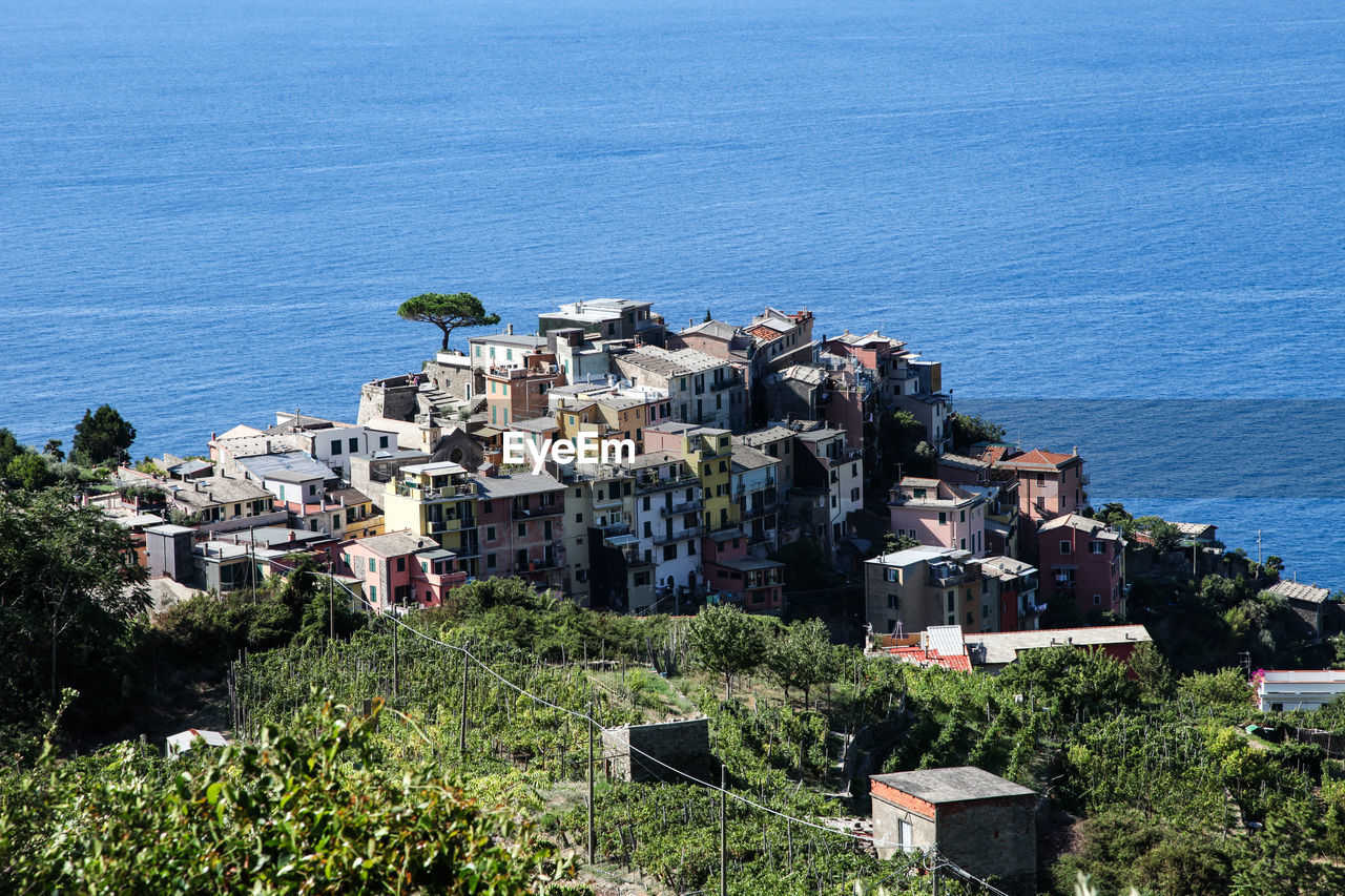 HIGH ANGLE VIEW OF BUILDINGS BY SEA