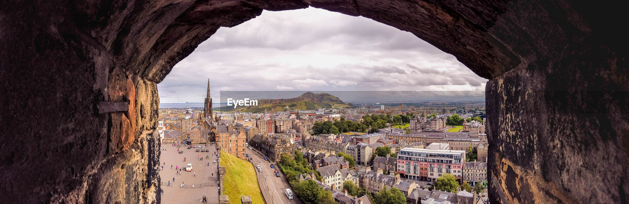 PANORAMIC VIEW OF BUILDINGS IN CITY