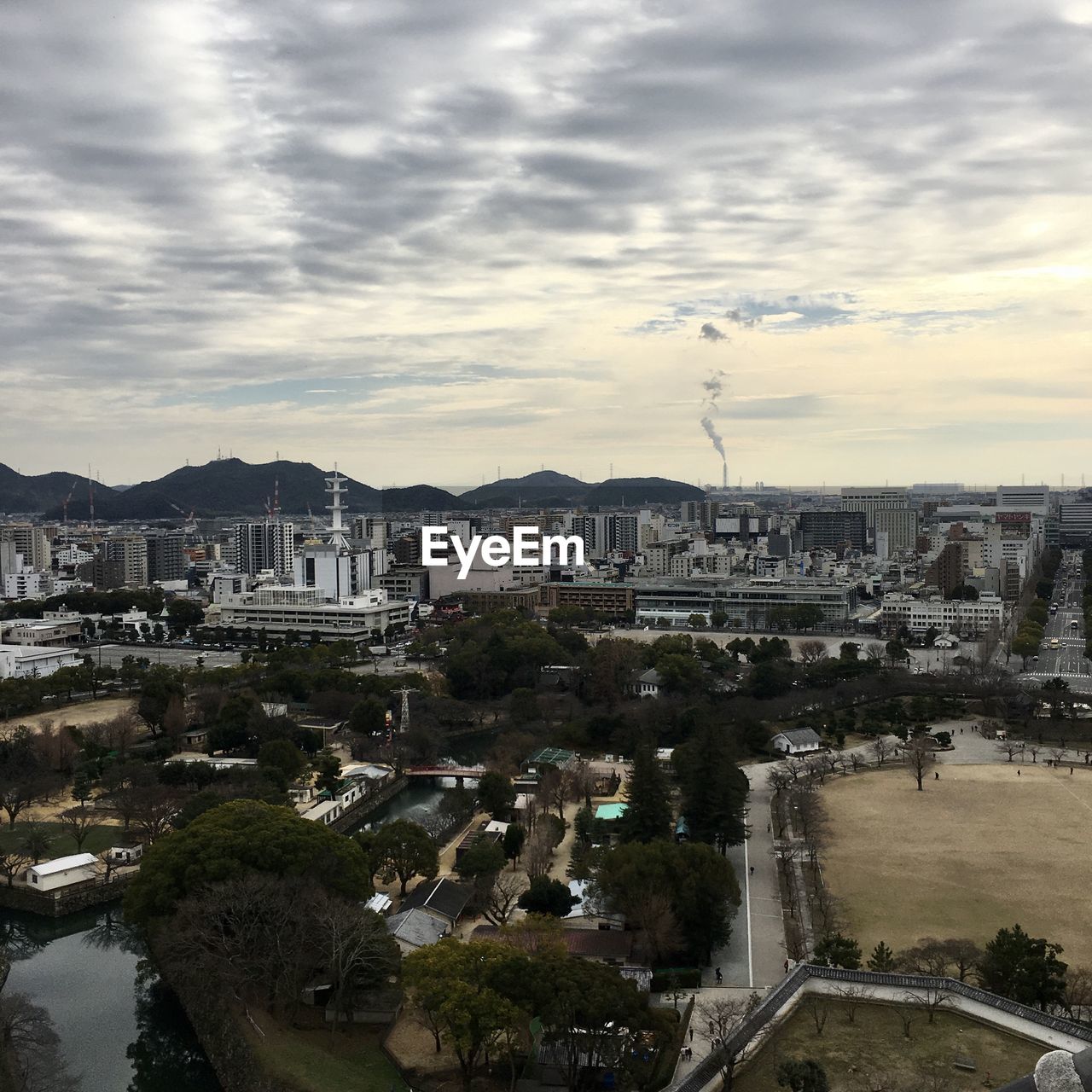 HIGH ANGLE VIEW OF BUILDINGS AGAINST SKY