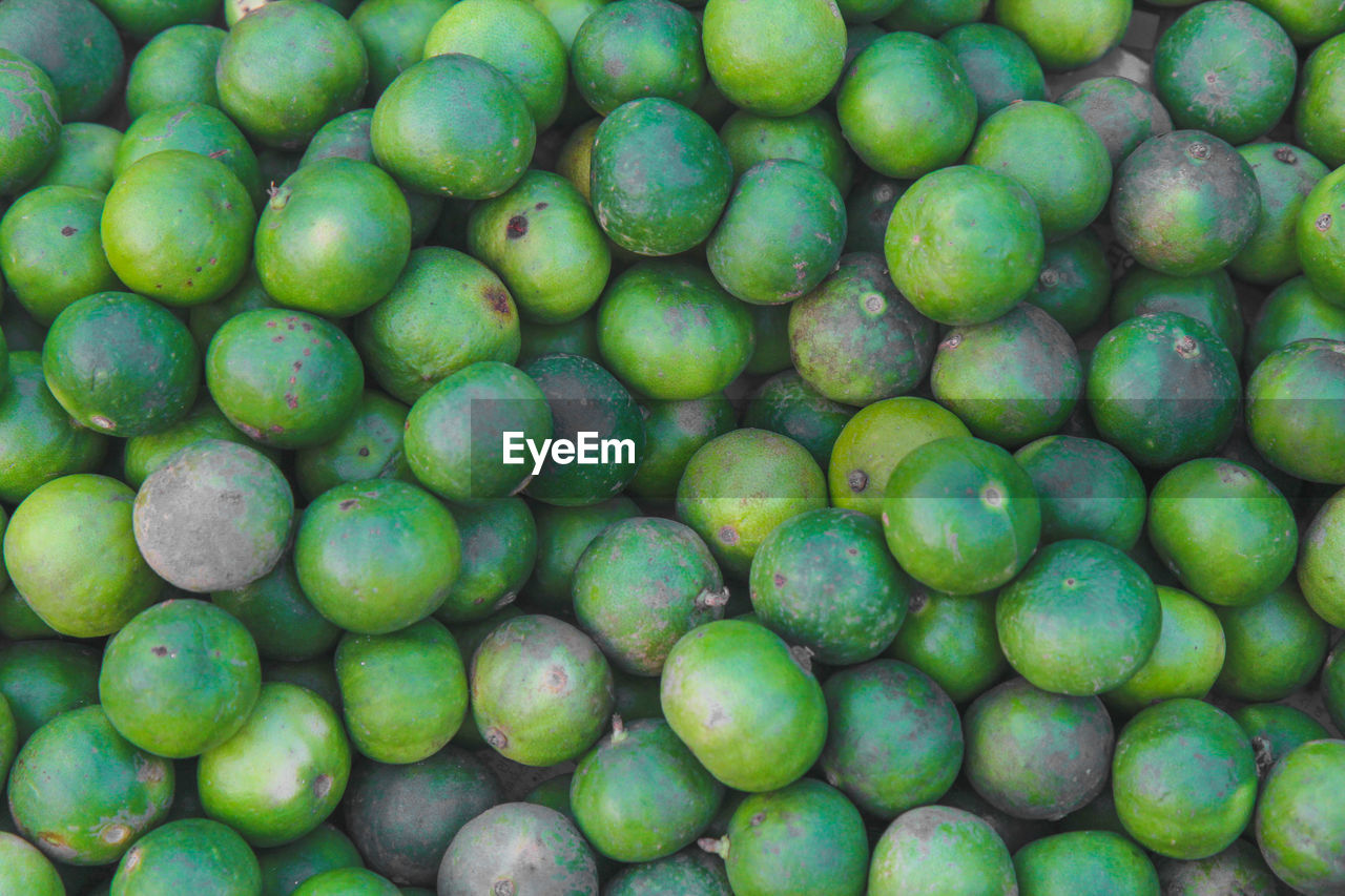 FULL FRAME SHOT OF GREEN APPLES