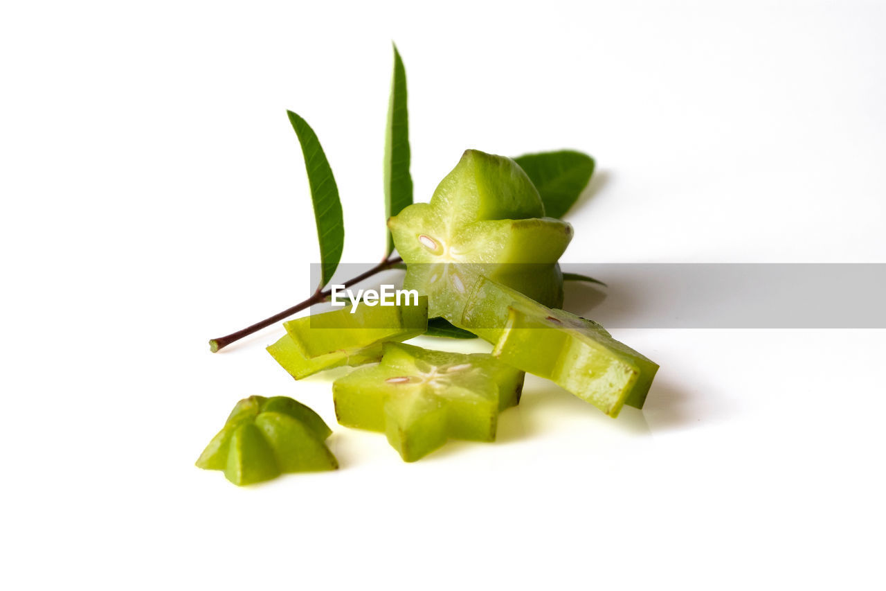 HIGH ANGLE VIEW OF GREEN CHILI PEPPER AGAINST WHITE BACKGROUND