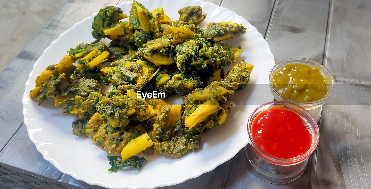 HIGH ANGLE VIEW OF BREAKFAST SERVED IN PLATE