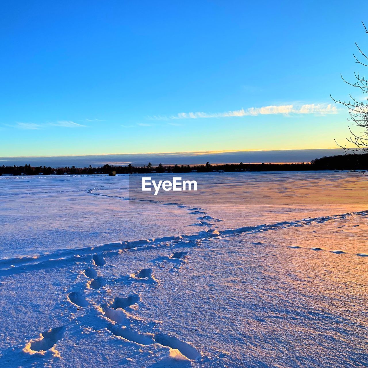 SCENIC VIEW OF FROZEN SEA AGAINST BLUE SKY