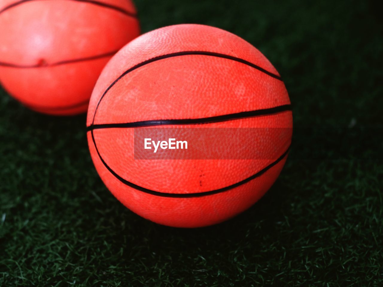 CLOSE-UP OF RED BALL ON TABLE