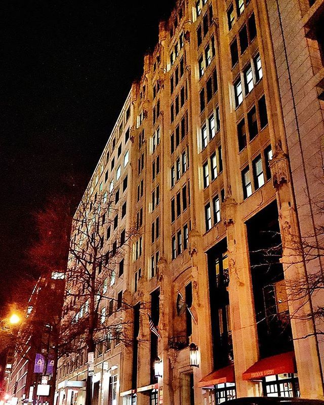 LOW ANGLE VIEW OF BUILDINGS IN CITY AT NIGHT