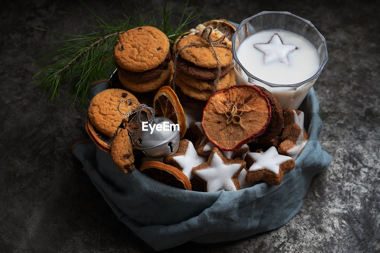 HIGH ANGLE VIEW OF CHOCOLATE COOKIES IN PLATE ON TABLE