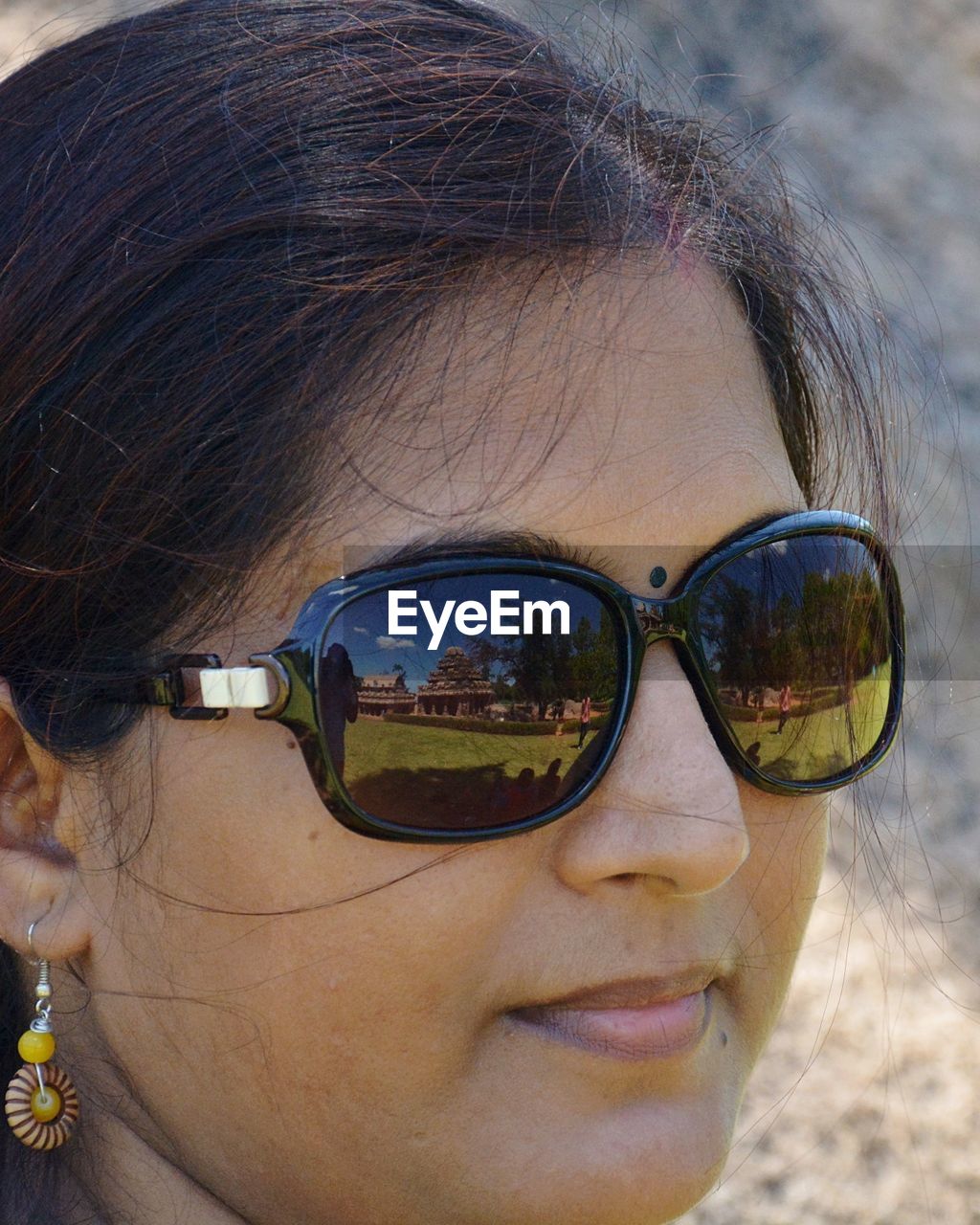 WOMAN WEARING SUNGLASSES