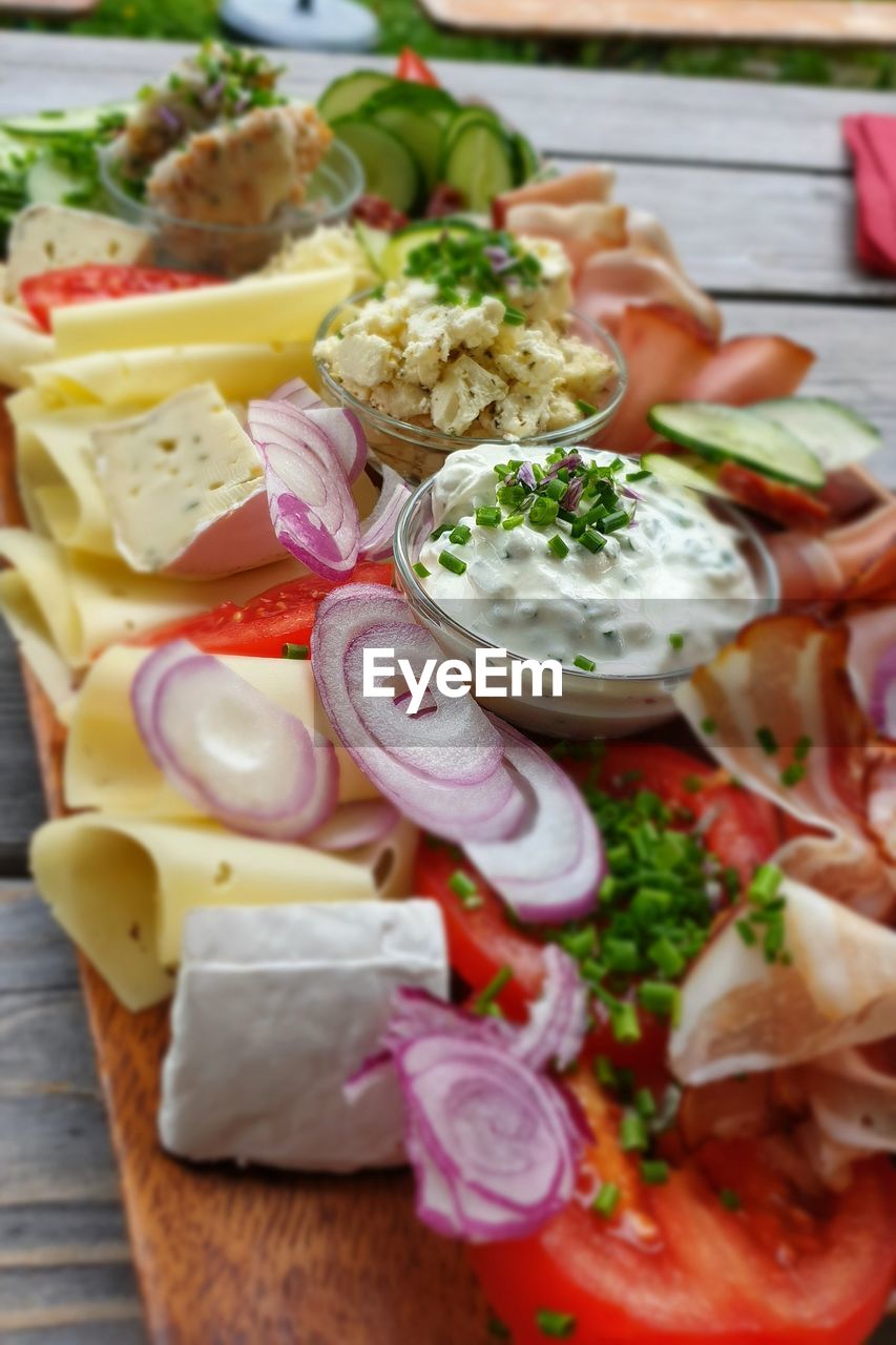 HIGH ANGLE VIEW OF CHOPPED VEGETABLES IN PLATE ON TABLE