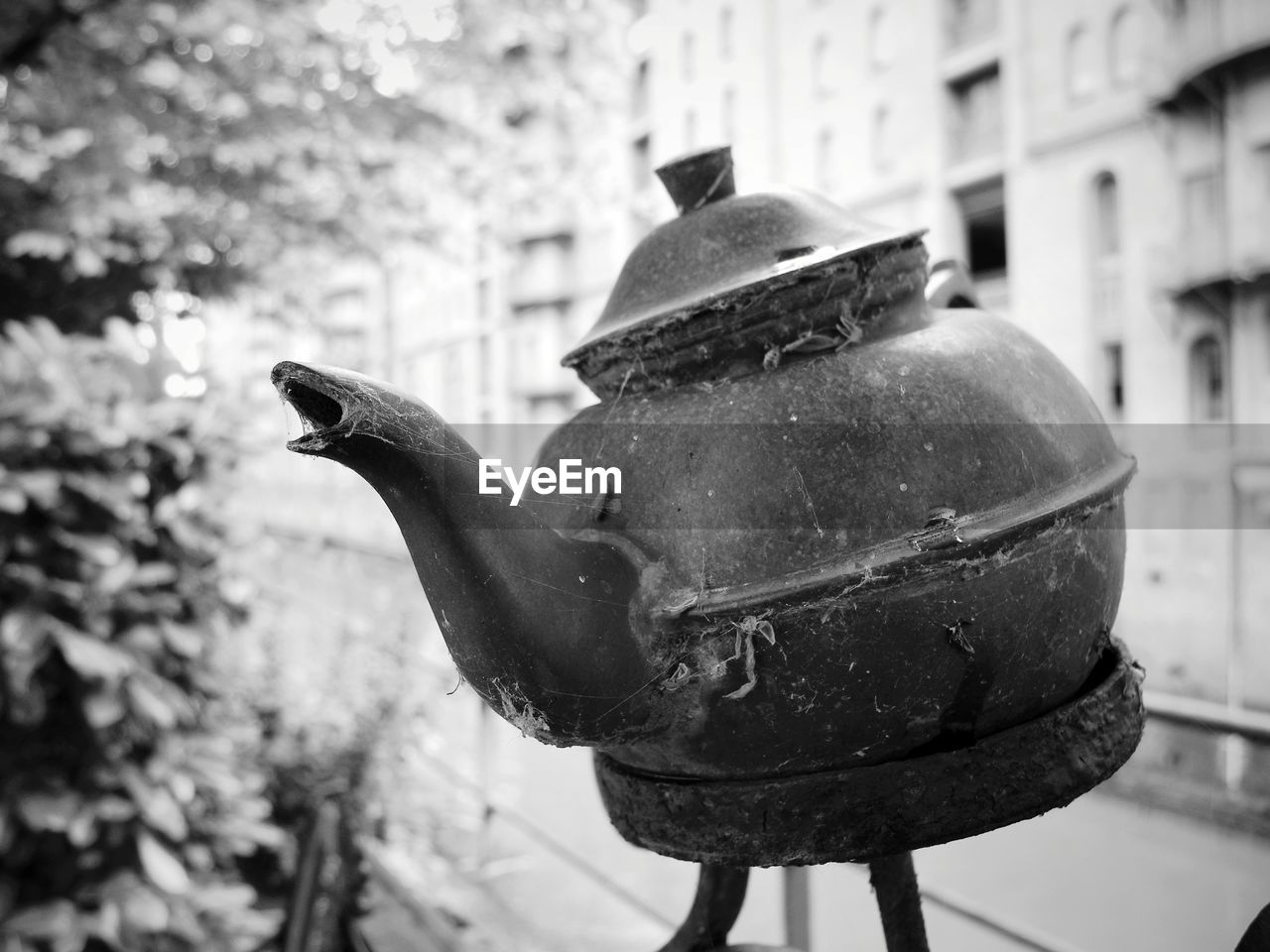 black, black and white, kettle, teapot, monochrome, iron, monochrome photography, focus on foreground, architecture, no people, nature, day, building exterior, white, metal, outdoors, built structure, old, close-up