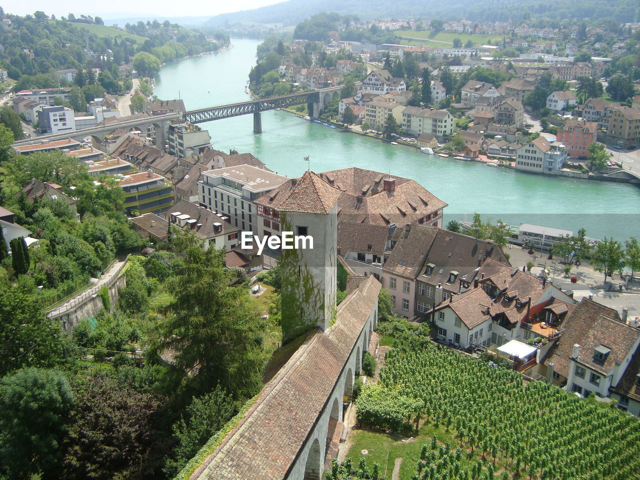 HIGH ANGLE VIEW OF TOWN AGAINST SKY IN CITY