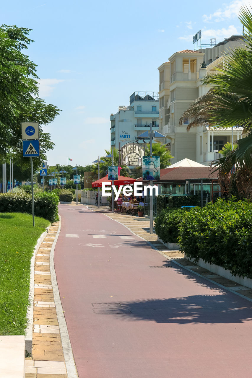 ROAD BY BUILDINGS IN CITY