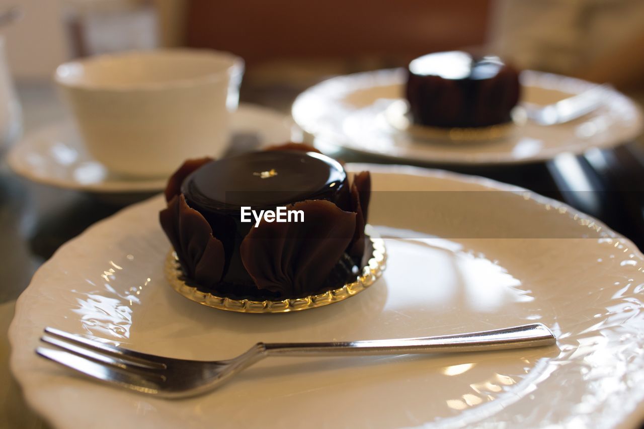 CLOSE-UP OF CHOCOLATE CAKE ON TABLE