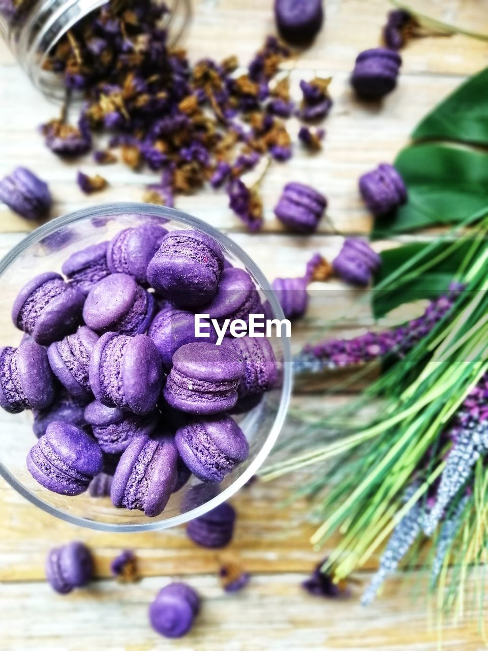 HIGH ANGLE VIEW OF GRAPES IN BOWL