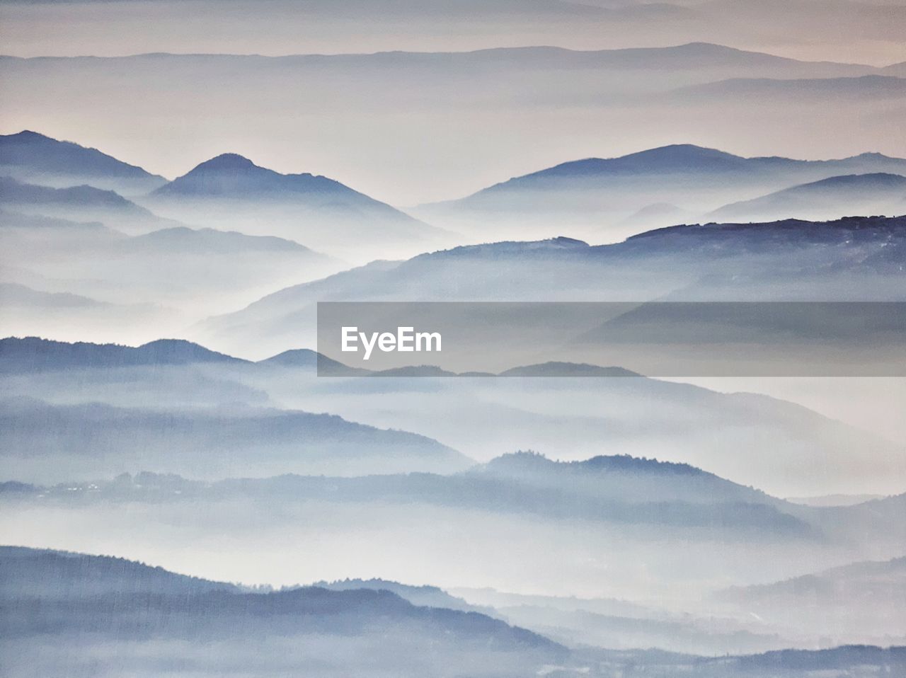 IDYLLIC SHOT OF MOUNTAINS AGAINST SKY