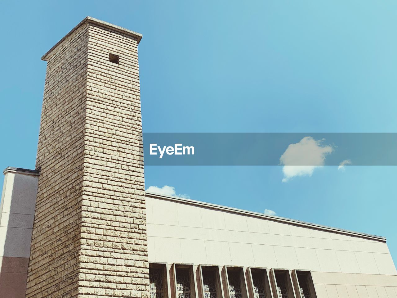 LOW ANGLE VIEW OF BUILDINGS AGAINST SKY