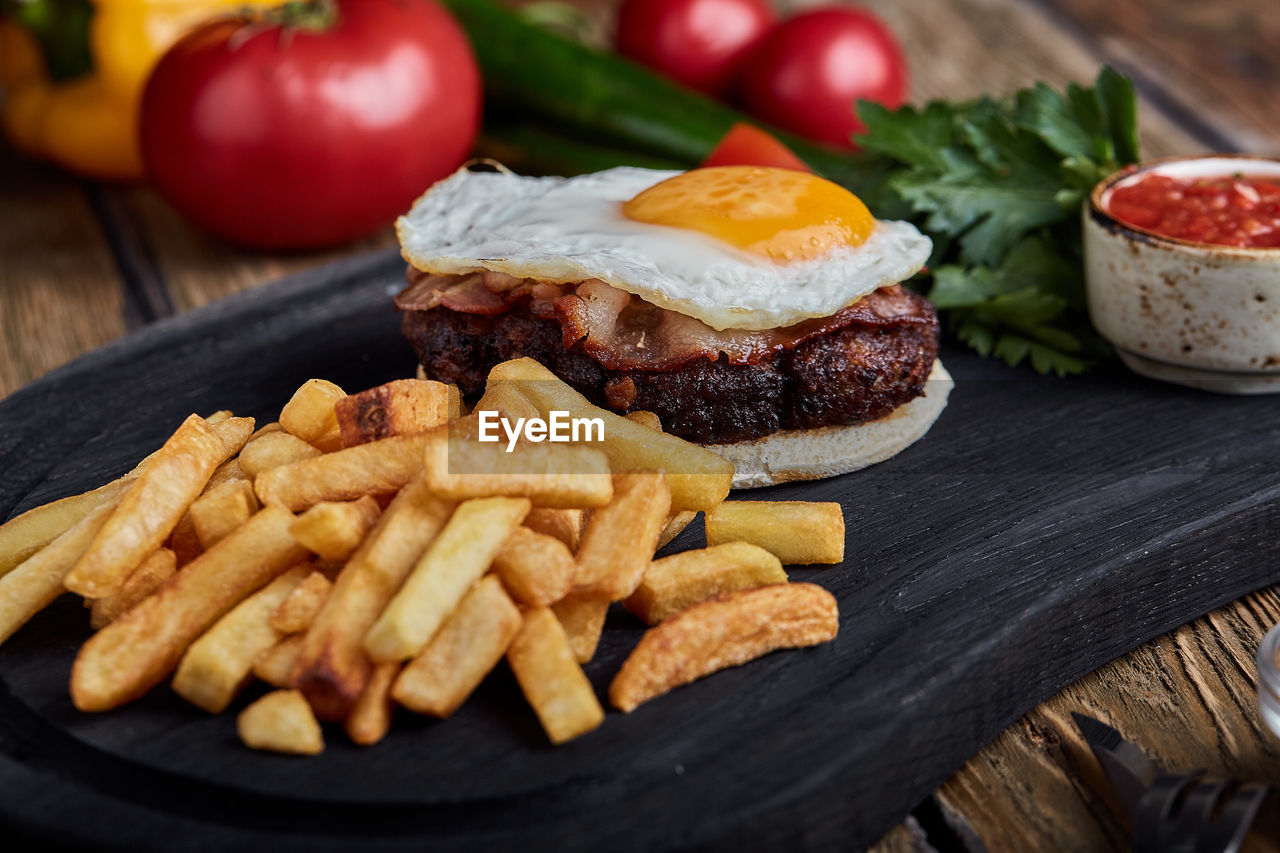 HIGH ANGLE VIEW OF BURGER ON TABLE