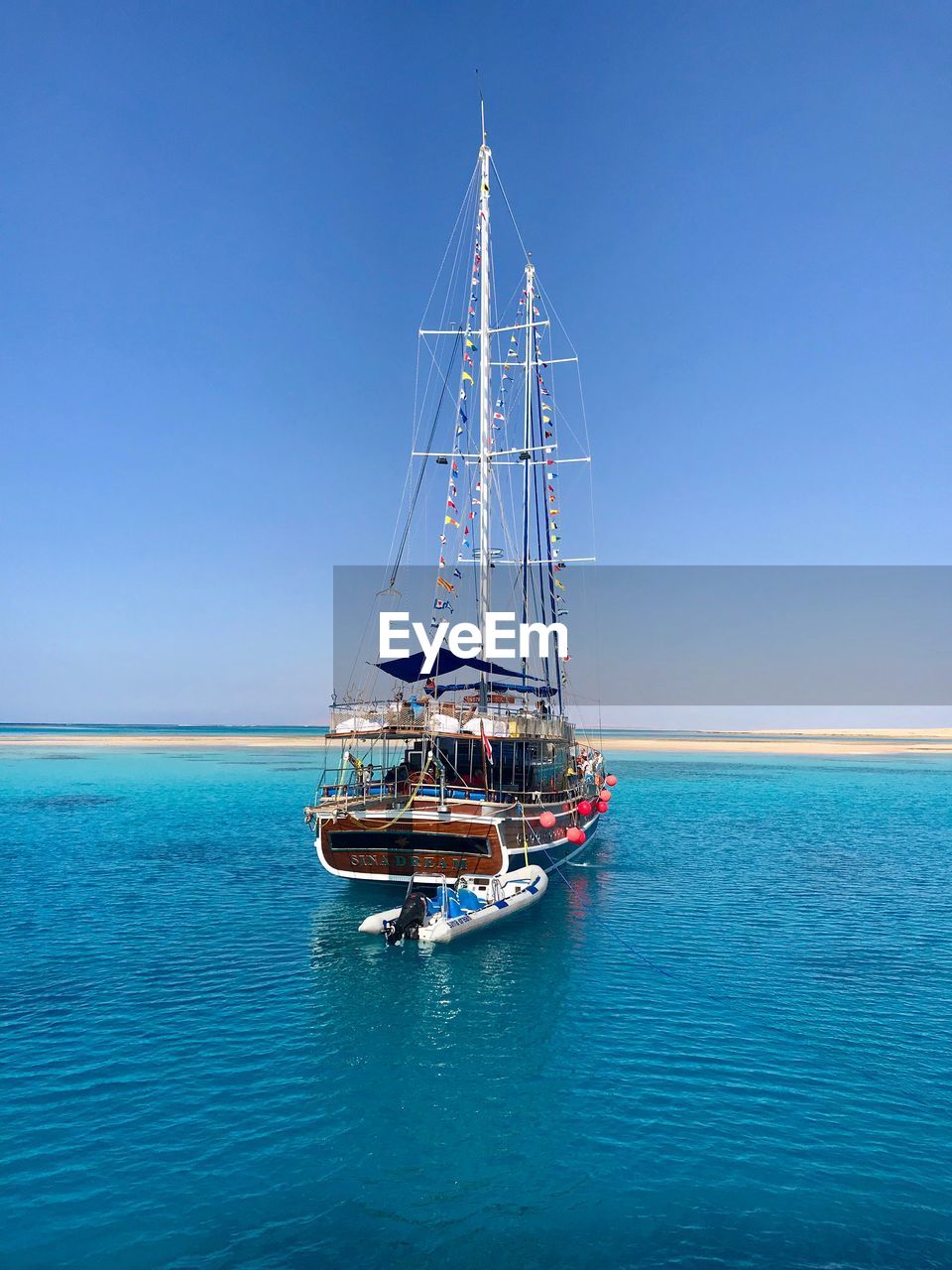 SAILBOAT ON SEA AGAINST CLEAR BLUE SKY