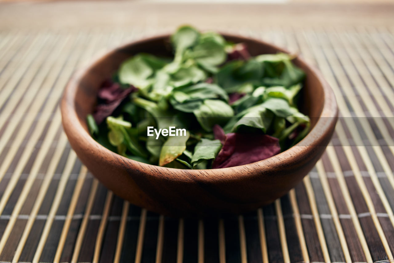 HIGH ANGLE VIEW OF SALAD IN BOWL