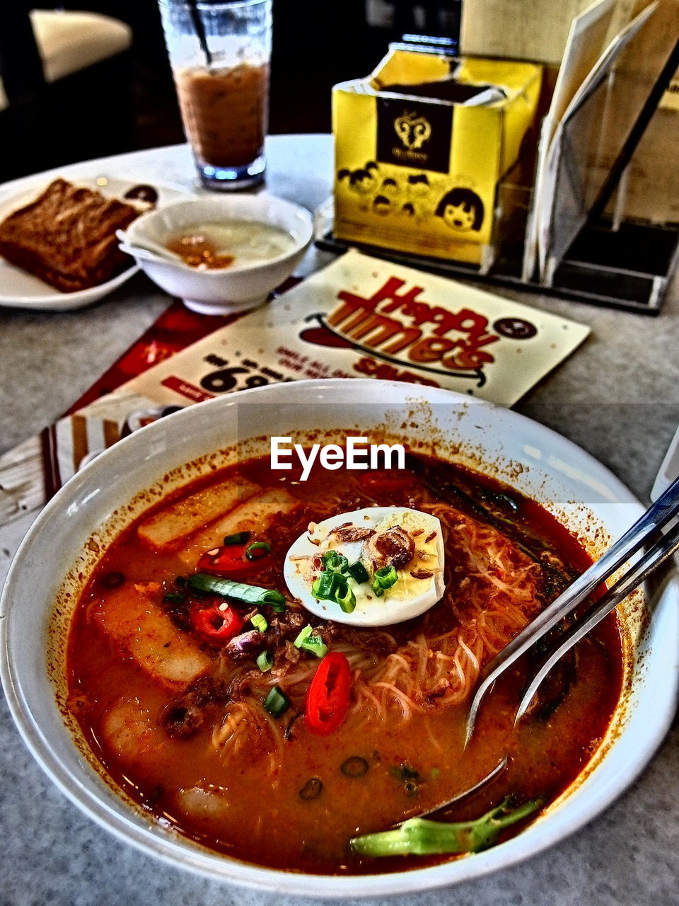 HIGH ANGLE VIEW OF SOUP IN GLASS