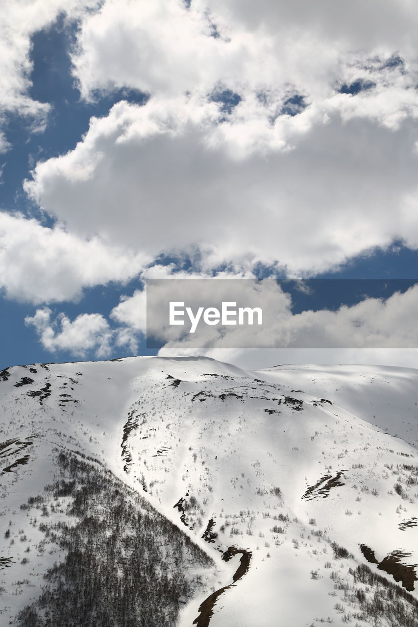 SCENIC VIEW OF SNOW COVERED LANDSCAPE AGAINST SKY