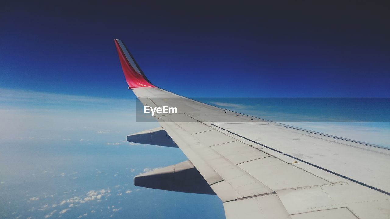 CROPPED IMAGE OF AIRPLANE WING