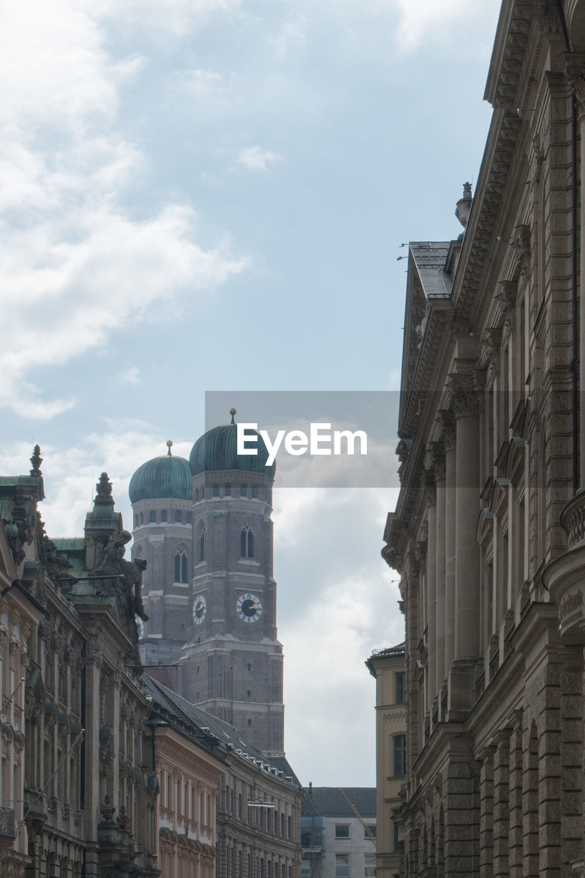 LOW ANGLE VIEW OF BUILDINGS IN CITY
