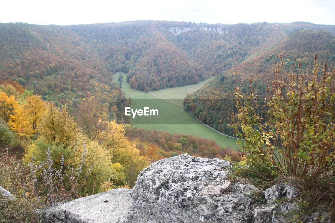 SCENIC VIEW OF LANDSCAPE AND MOUNTAINS AGAINST SKY