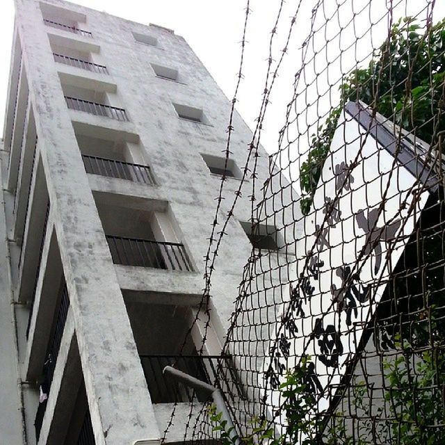 LOW ANGLE VIEW OF MODERN BUILDING