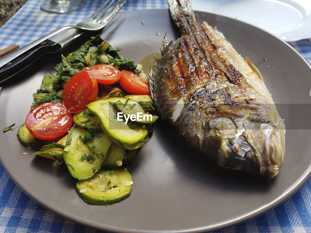 HIGH ANGLE VIEW OF VEGETABLES ON PLATE