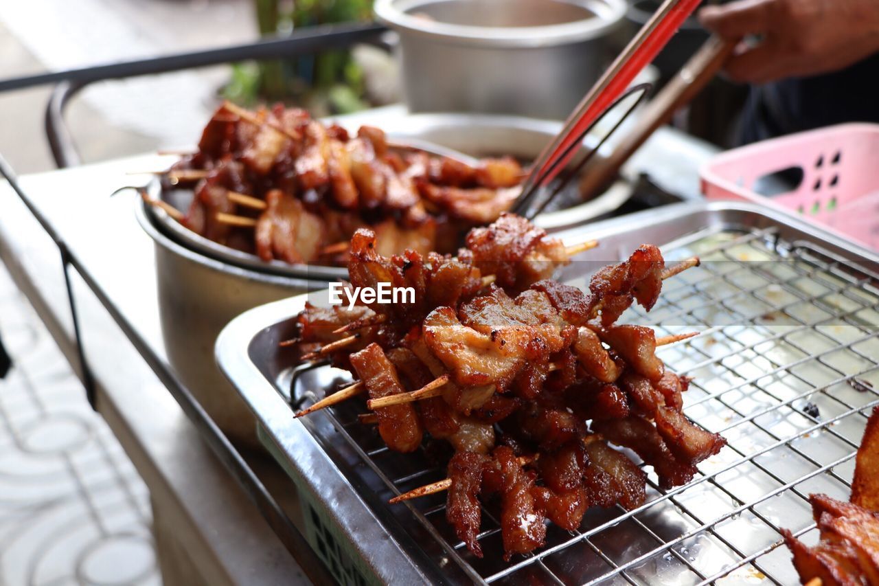 CLOSE-UP OF HAND WITH MEAT