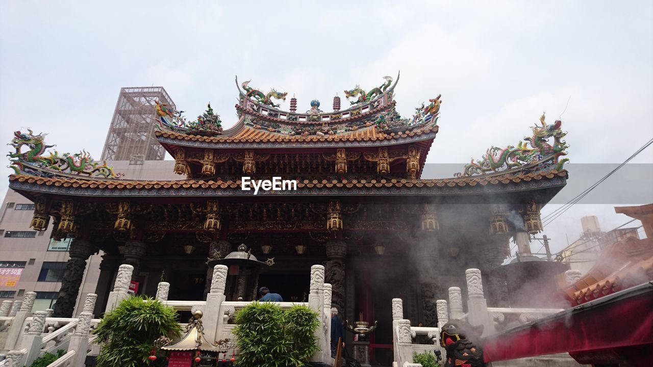 LOW ANGLE VIEW OF STATUES AGAINST SKY